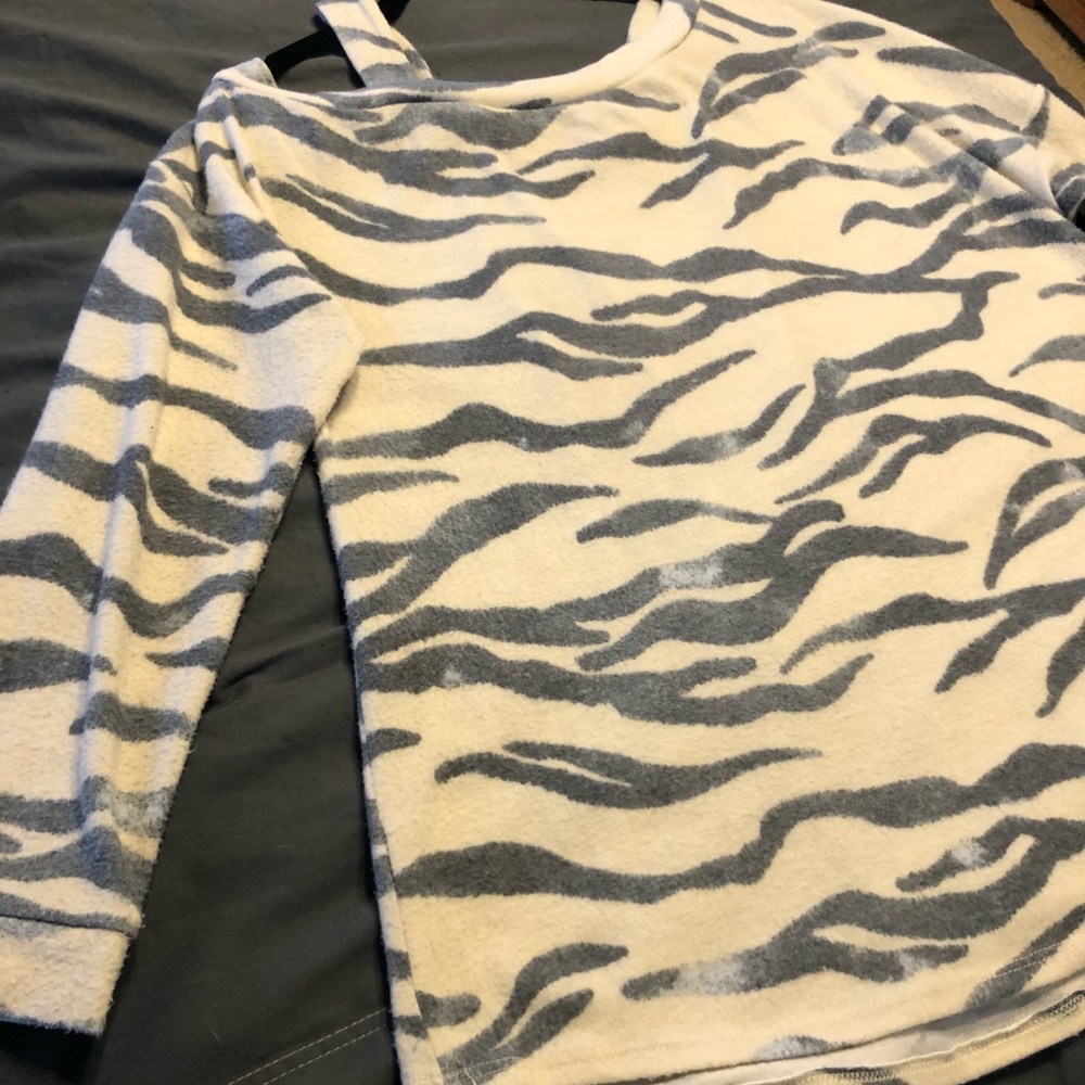 Strap shoulder ladies top